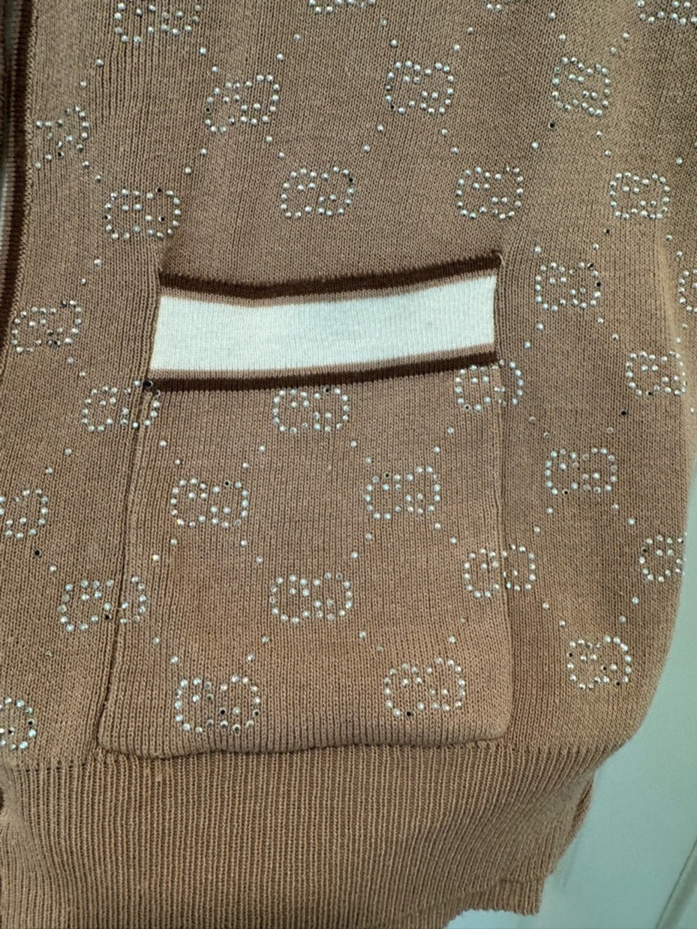 Gucci Crystals
Embroidered GG Jacquard
Cardigan in Camel. - Picture 4 of 7